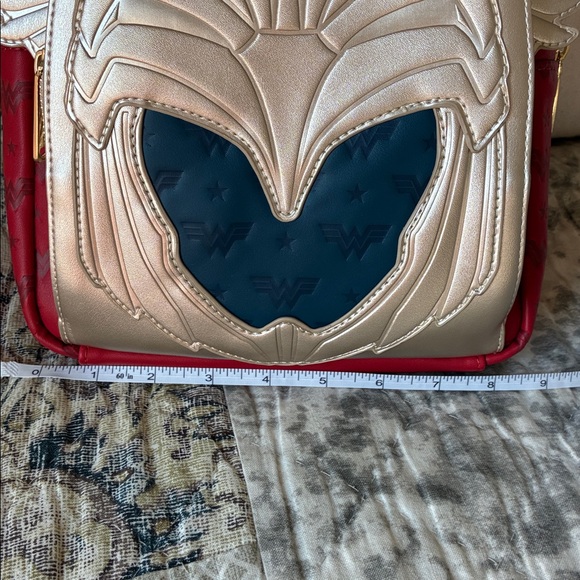 Wonder Woman loungefly backpack NWOT - Picture 6 of 7